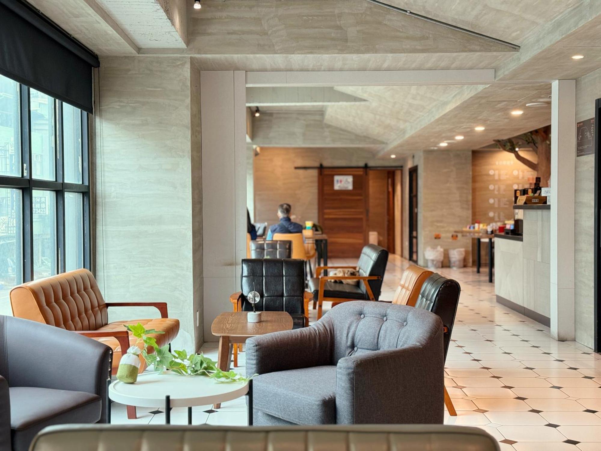 Roaders Hotel Tainan Chengda Exterior photo