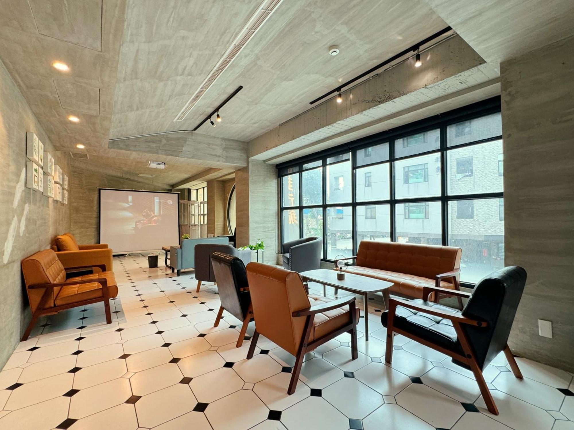 Roaders Hotel Tainan Chengda Exterior photo