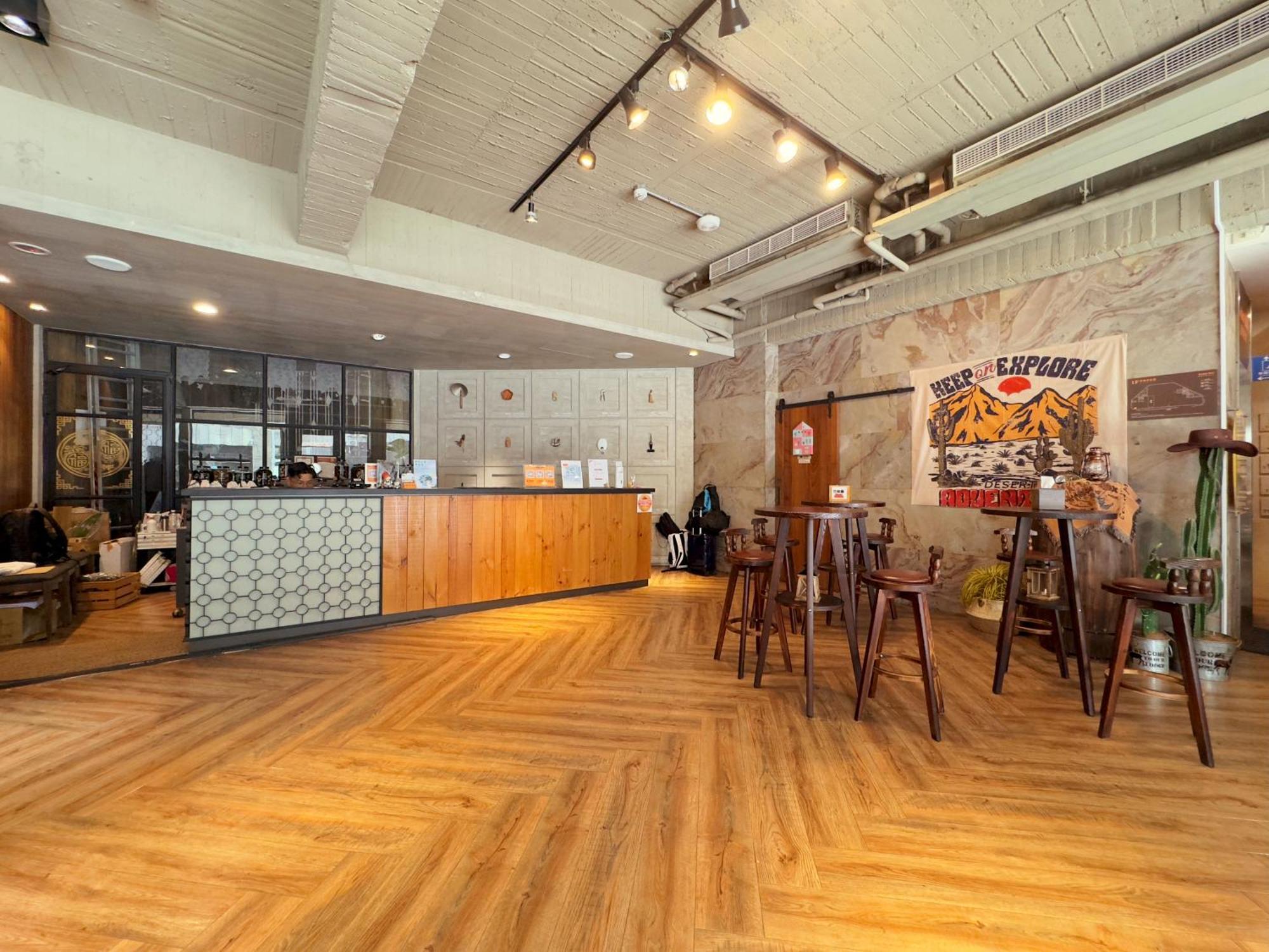 Roaders Hotel Tainan Chengda Exterior photo